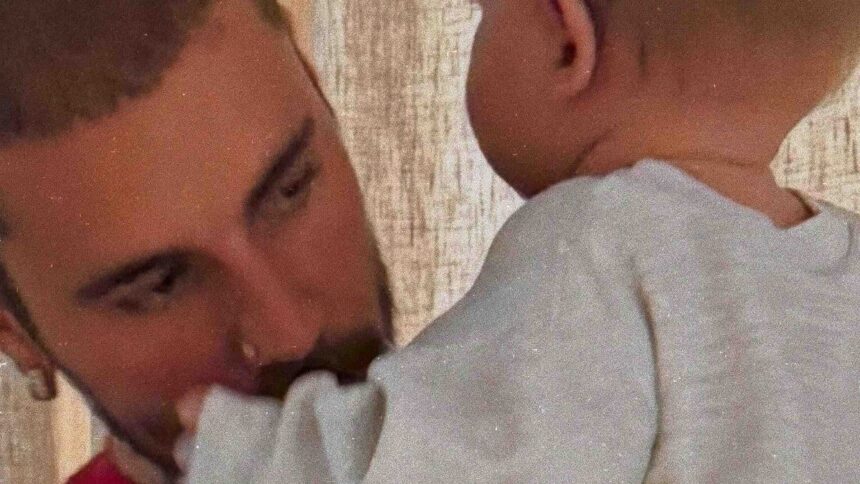 Justin Bieber publică un mesaj misterios alături de fiul său, Jack Blues, după tăcerea soției sale, Hailey. 1 justin bieber shares cryptic post with son jack blues after wife haileys silent treatment 685ac7983ebb0