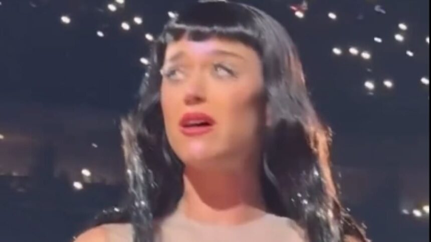 Katy Perry a lăcrimat pe scenă în timp ce interpreta o melodie despre dragostea tumultuoasă, cu câteva săptămâni înainte de despărțirea de Orlando Bloom. 1 katy perry cried onstage while singing about troubled romance weeks before orlando bloom split 685f1690a4848
