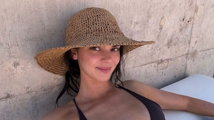 Kendall Jenner se bronzează în costum de baie negru pe fundalul deșertului 1 kendall jenner tans in tiny black bikini on desert trip 684a2be5ade6d
