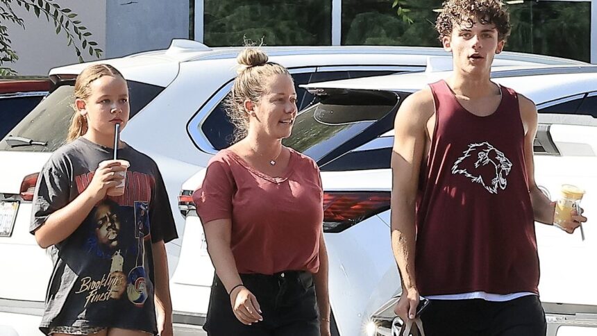 Fiul lui Kendra Wilkinson, în vârstă de 15 ani, o depășește în înălțime în timp ce ea ieșea cu cei doi copii după împlinirea vârstei de 40 de ani. 1 kendra wilkinsons son 15 towers over her as she steps out with her two kids after turning 40 685c2560345ec