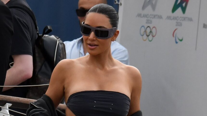 Kim Kardashian impresionează cu o talie subțire la nunta lui Jeff Bezos și Lauren Sánchez, în mijlocul zvonurilor despre intervenții chirurgicale. 1 kim kardashian shows tiny waist in venice for jeff bezos and lauren sanchez wedding amid surgery speculation 685d8e88a52dc