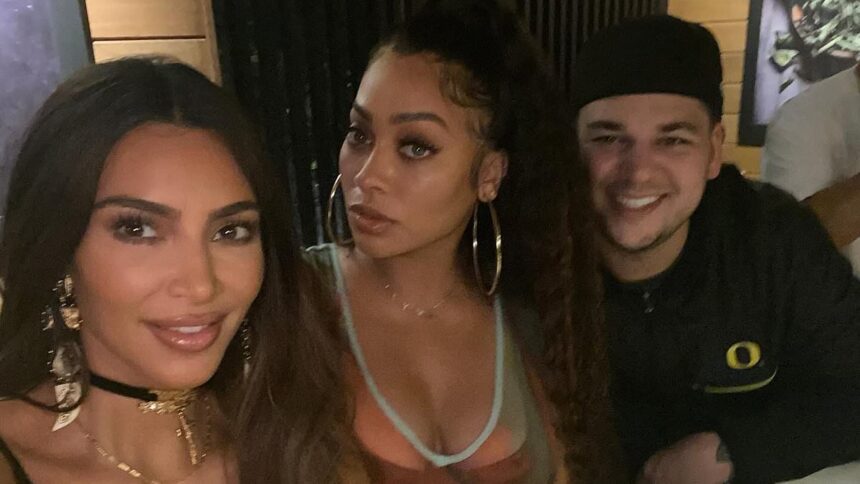 Fratele mai retras al lui Kim Kardashian, Rob, își surprinde fanii cu o apariție rară în imagini recente. 1 kim kardashians reclusive brother rob sends fans wild with rare cameo in new photos 685cbc2326011