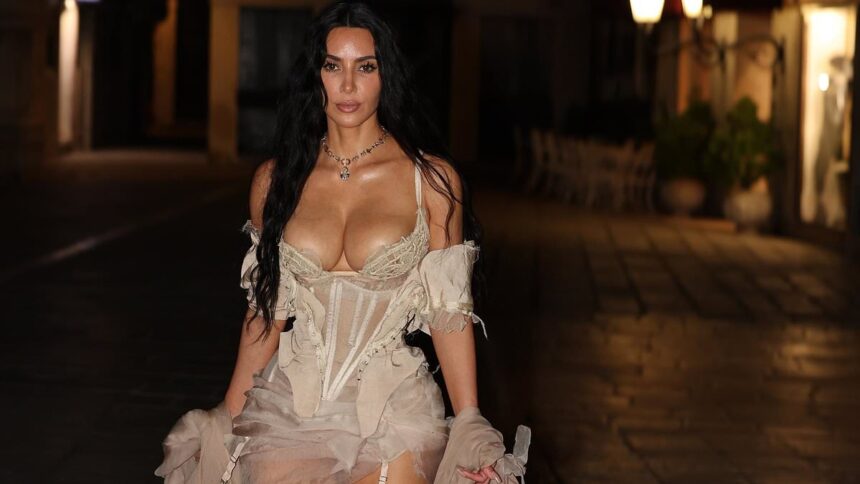Kim Kardashian, aproape în ipostază indecentă, cu un outfit provocator din lenjerie intimă. 1 kim kardashians wardrobe malfunction almost leads to full on nip slip in busty lingerie look 6861c3246968c