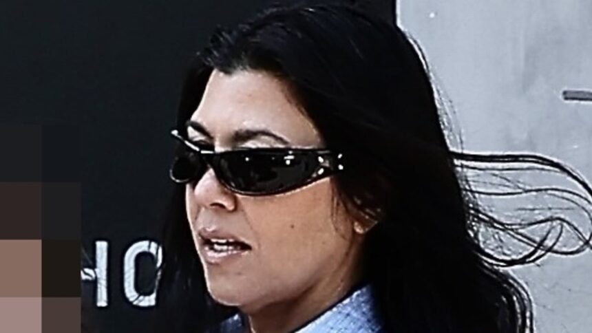 Kourtney Kardashian renunță la pantaloni și își face apariția în cămașă alături de fiul său, Rocky. 1 kourtney kardashian ditches pants as she steps out in a button up with son rocky 685b61f835b2e
