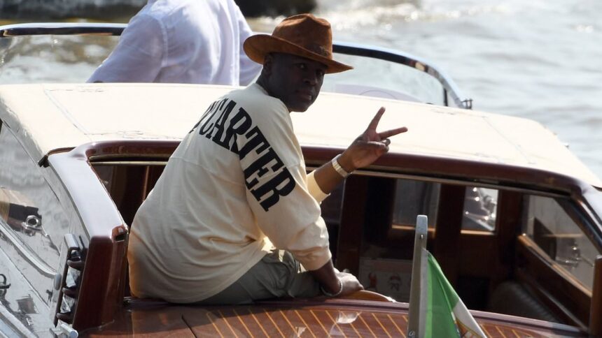 Corey Gamble, partenerul lui Kris Jenner, surprinde prin sosirea sa neașteptată la Veneția pentru nunta lui Jeff Bezos cu Lauren Sánchez. 1 kris jenners beau corey gamble makes surprise solo arrival to venice for jeff bezos and lauren sanchezs wedding 685c3fddb3243