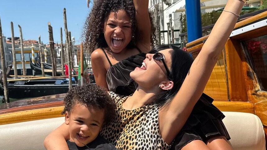 Kylie Jenner trece de la un pahar de vin la momente dulci alături de Stormi și Aire la nunta Bezos-Sanchez. 1 kylie jenner goes from sipping wine to sweet mom mode with stormi and aire at bezos sanchez wedding 68619da9d5751