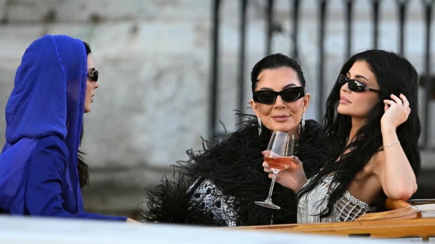 Kylie Jenner, o adevărată atmosferă de neuitat la nunta Bezos-Sanchez, savura un pahar de vin în cinstea evenimentului. 1 kylie jenner hailed a vibe at bezos sanchez wedding as she celebrates nuptials with a go to glass of wine 6860961039216