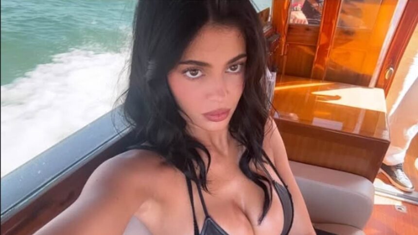 Kylie Jenner strălucește într-un costum de baie negru provocator, la o zi după nunta Bezos-Sanchez, în timp ce surorile ei părăsesc Veneția. 1 kylie jenner sizzles in busty black bikini the morning after bezos sanchez wedding as her sisters ditch venice 6860297bead49