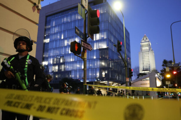 la los angeles a fost instituita starea de urgenta pe timp de noapte politia a inceput sa faca arestari in masa 6849223a8e726