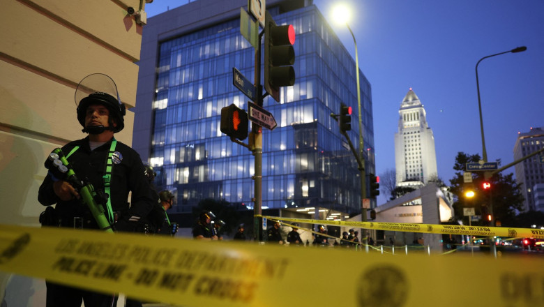 Noaptea la Los Angeles: Stare de urgență și arestări în masă de către poliție 1 la los angeles a fost instituita starea de urgenta pe timp de noapte politia a inceput sa faca arestari in masa 6849223a8e726