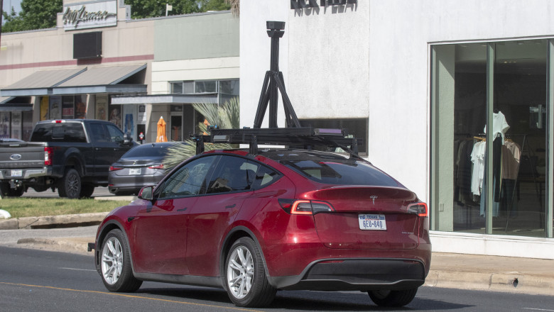 Probleme la debutul mașinilor Robotaxi Tesla în SUA: autoritățile analizează abateri de viteză și manevre riscante. 1 lansare cu probleme a masinilor robotaxi ale tesla in sua autoritatile investigheaza depasiri de viteza si viraje neregulamentare 685b0d09119f0