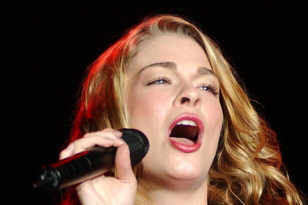 leann rimes teeth fall out mid performance as panicked star rushes off stage 685c418b79c3a