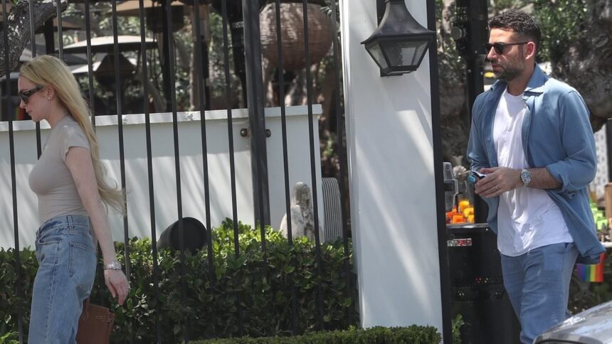 Lindsay Lohan își etalează talia subțire într-o bluză mulată, în timp ce se plimbă cu soțul ei, Bader Shammas, prin Los Angeles. 1 lindsay lohan shows off her tiny waist in skintight top while out with husband bader shammas in la 685d5c3b53452