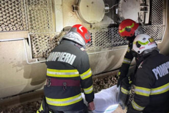 locomotiva si doua vagoane ale unui tren plin cu benzina au deraiat se scurge combustibil dintr unul dintre vagoane 6843cadfac716