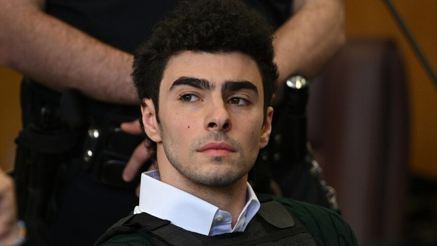 Avocații lui Luigi Mangione solicită judecătorului să-i ridice restricțiile pentru aparițiile viitoare în instanță 1 luigi mangiones lawyers ask judge to unshackle him for future court appearances 683f69e13aac6