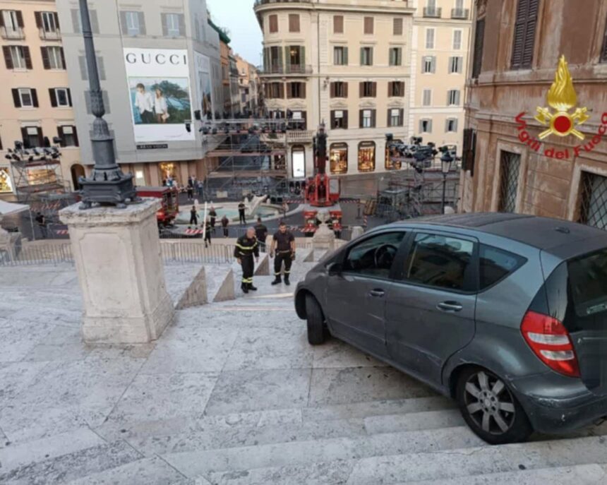 Bărbat de 80 de ani rămâne blocat încercând să coboare pe Scările Spaniole din Roma 1 man 80 gets stuck trying to drive down the spanish steps in rome 6851975df1925
