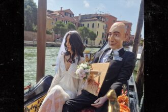 mannequins of jeff bezos and lauren sanchez float through venice ahead of billionaires wedding 685aaf5e01f58