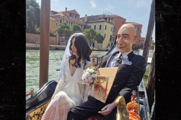 mannequins of jeff bezos and lauren sanchez float through venice ahead of billionaires wedding 685aaf5e01f58