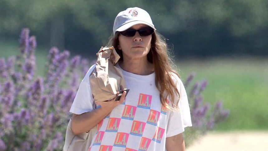 Mary-Kate Olsen optează pentru un stil extrem de lejer într-o apariție rară în Hamptons. 1 mary kate olsen makes very casual outfit choice for rare dressed down look in the hamptons 6862d95b30b41