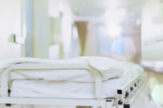 medicii care pleaca mai devreme de la spital pentru a lucra la privat risca sa ramana fara loc de munca 685fc8626507a