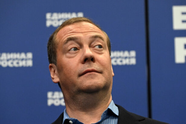 medvedev intervine in razboiul dintre trump si musk si se ofera sa medieze conflicul mesajul sarcastic al fostului presedinte rus 6842ddf2cff3f