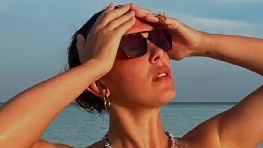 Millie Bobby Brown își etalează silueta de vis în costumul de baie minimalist pe plajă. 1 millie bobby brown flaunts bikini body in tiny two piece during beach getaway 685f68eecacf0