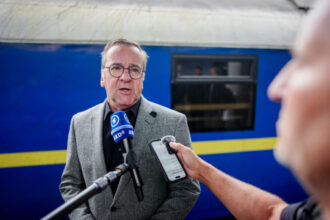 ministrul german al apararii a mers la kiev dupa ce moscova a amenintat berlinul cu razboiul din cauza rachetelor taurus 684a993cd1235