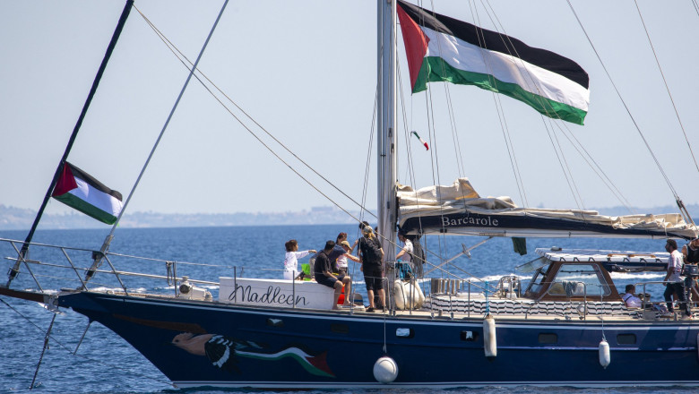 Vaporul Madleen, având la bord 12 susținători ai cauzei palestiniene, printre care și Greta Thunberg, a acostat sub protecția forțelor armate în portul israelian Așdod 1 nava madleen cu 12 activisti pro palestinieni la bord inclusiv greta thunberg a ajuns in portul israelian asdod sub paza militara 6847479b0a8ee