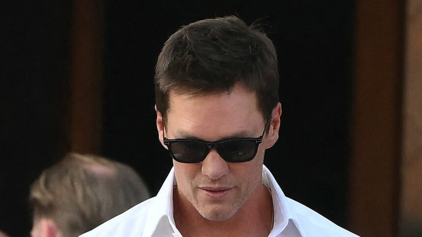 Tocuri elegante pentru Tom Brady! Starul NFL renunță la adidași pentru papuci de catifea sofisticați, împodobiți cu fundiță pufoasă la nunta lui Bezos. 1 nice heels tom brady nfl star swaps sneakers for fancy velvet slippers trimmed with plush bow at bezos wedding party 685e46224b267