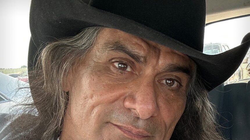 Fără Dovezi de Delict Motiv Hatred în Cazul Asasinării Actorului Jonathan Joss din 'King of the Hill', Susțin Autoritățile 1 no proof of hate crime in king of the hill actor jonathan joss murder cops claim 683f0c22ca44b