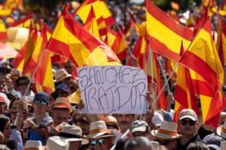 noi proteste in spania impotriva premierului pedro sanchez acuzat de coruptie zeci de mii de oameni in strada 68459af3ae342