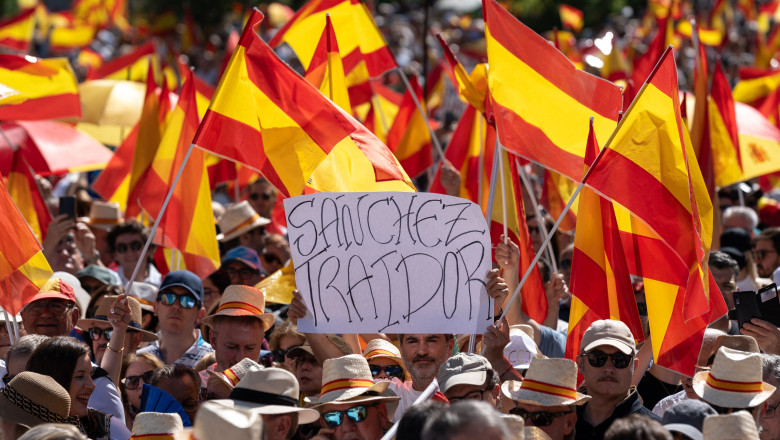 Mii de cetățeni ies în stradă în Spania pentru a protesta împotriva premierului Pedro Sanchez, acuzat de corupție 1 noi proteste in spania impotriva premierului pedro sanchez acuzat de coruptie zeci de mii de oameni in strada 68459af3ae342