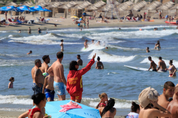 o fata de 21 de ani a fost salvata de la inec de un adolescent la costinesti baiatul a fost recompensat de firma unde lucreaza 684887c404835