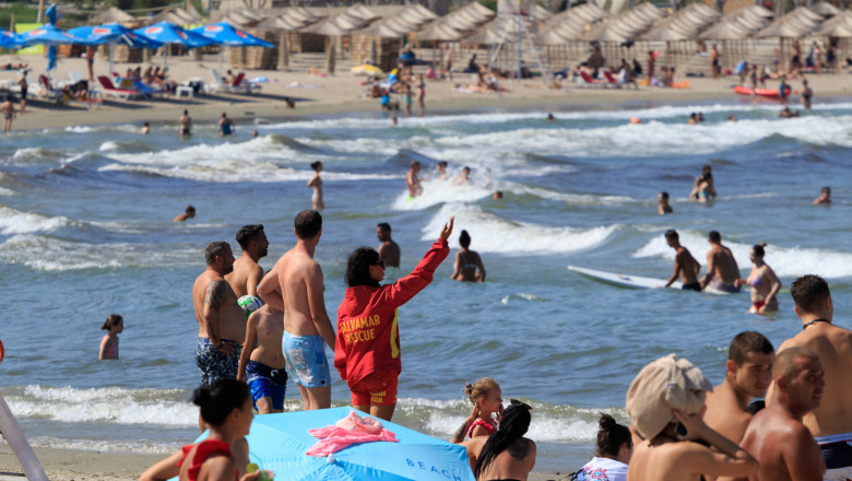 Un tânăr de 21 de ani a intervenit eroic pentru a salva o fată de la înec în Costinești, fiind ulterior răsplătit de angajatorul său 1 o fata de 21 de ani a fost salvata de la inec de un adolescent la costinesti baiatul a fost recompensat de firma unde lucreaza 684887c404835