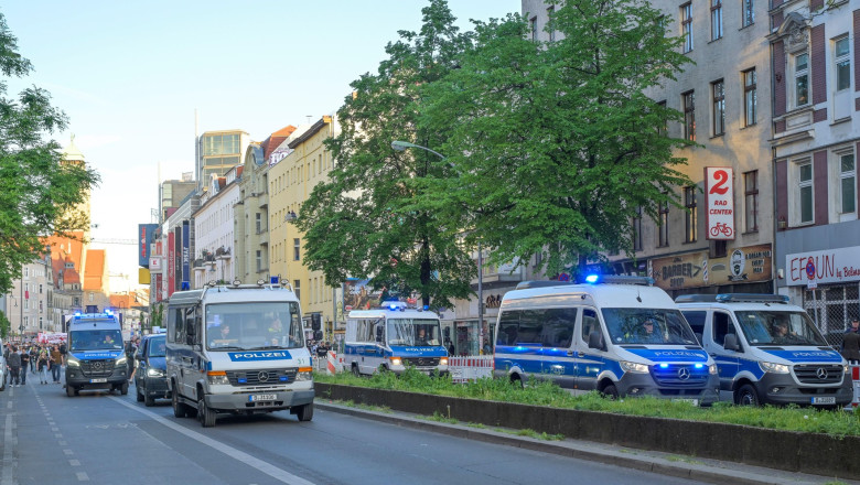 O femeie a fost împușcată de polițiști după ce a atacat doi indivizi cu un cuțit în München 1 o femeie care a atacat doi oameni cu un cutit in munchen a fost impuscata de politisti 68454311b52a4