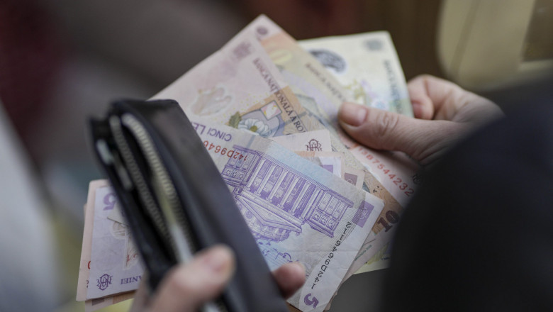 O locuitoare din Carei descoperă un portofel cu 5.700 de lei într-o parcare de supermarket. Iată ce s-a întâmplat după o lună. 1 o femeie din carei a gasit un portofel cu 5 700 de lei in parcarea unui supermarket ce s a intamplat dupa o luna 685ba6450c080