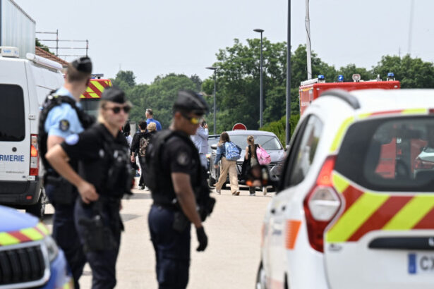 o supraveghetoare scolara a fost ucisa de un elev la un colegiu din franta macron denunta un val de violenta fara sens 68483b527a2b8