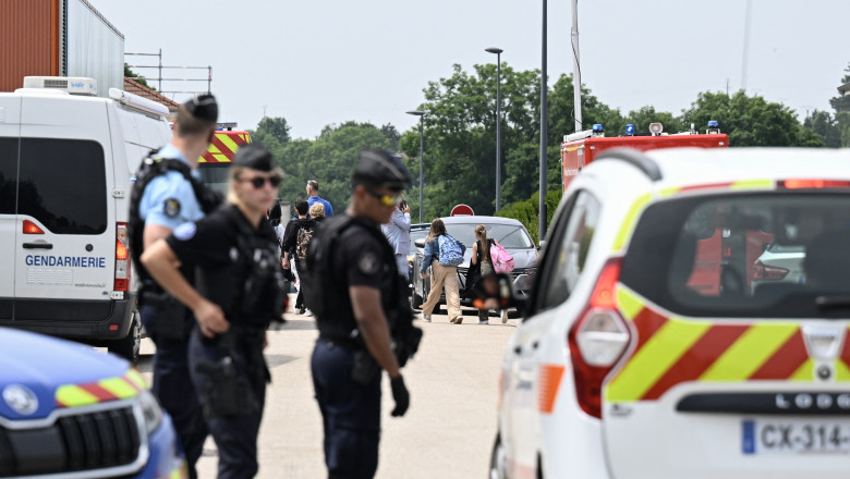 O profesoară a fost omorâtă de un elev la un colegiu din Franța, iar Macron condamnă „o avalanșă de violență lipsită de rațiune” 1 o supraveghetoare scolara a fost ucisa de un elev la un colegiu din franta macron denunta un val de violenta fara sens 68483b527a2b8