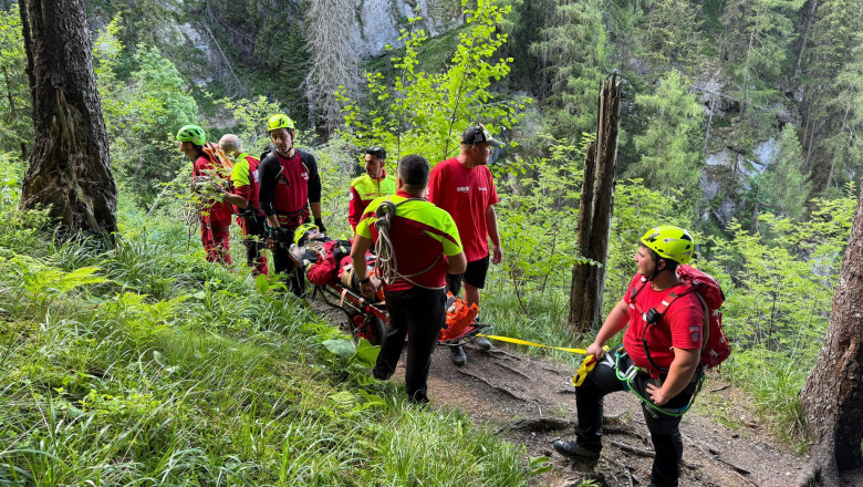opt persoane salvate de pe munte de salvamontisti o persoana a fost gasita decedata 685fa22ca03a7