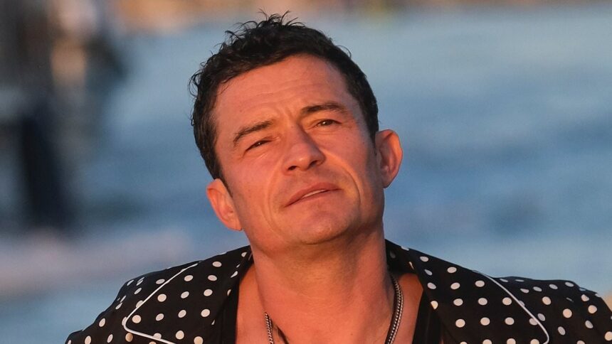 Orlando Bloom îmbrățișează stilul de burlac în pijamale la nunta lui Bezos, după întâlnirea cu Sydney Sweeney. 1 orlando bloom embraces bachelor vibes in pajamas at bezos wedding after that hangout with sydney sweeney 6860a91b1591f