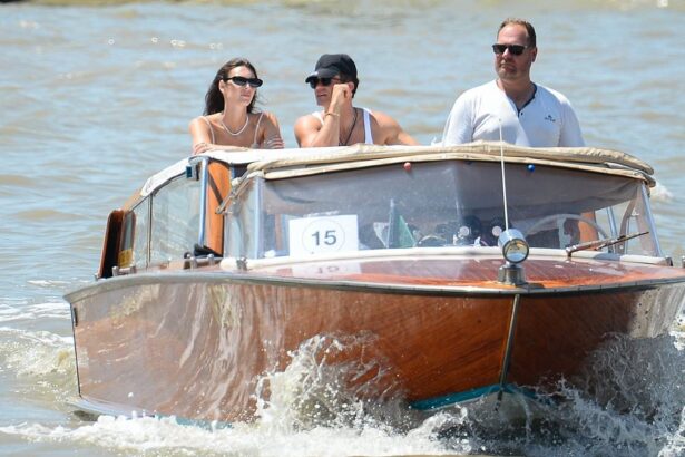 orlando bloom has cozy chat with leonardo dicaprios girlfriend at bezos sanchez wedding amid katy perry split 686177069f00e