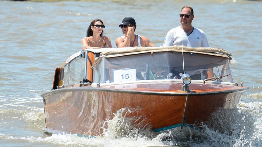 orlando bloom has cozy chat with leonardo dicaprios girlfriend at bezos sanchez wedding amid katy perry split 686177069f00e