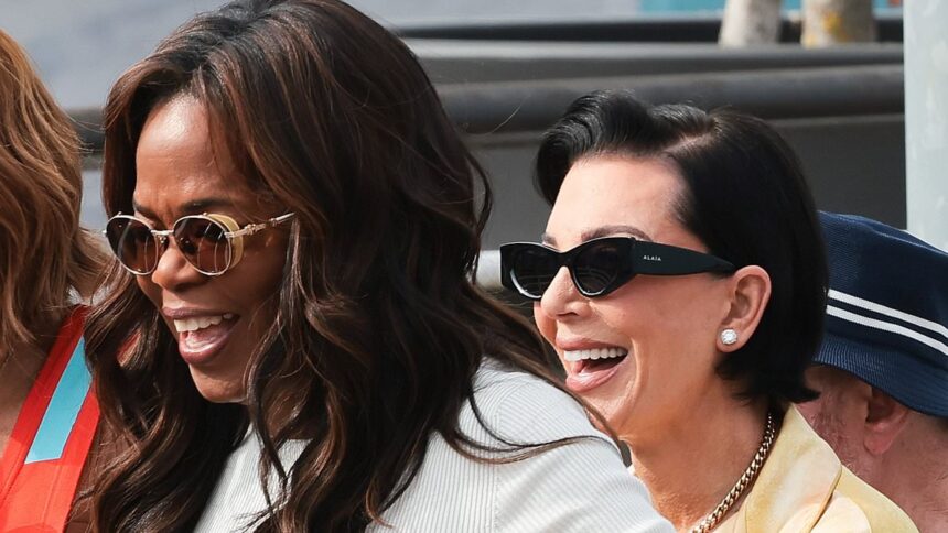 Regina Ozempic, Oprah, strălucește alături de Kris Jenner, proaspăt revigorată, după o întâlnire la nunta extravagantă a lui Bezos. 1 ozempic queen oprah emerges arm in arm with facelift fresh kris jenner after bonding at bezos wedding extravaganza 68620018f0e25