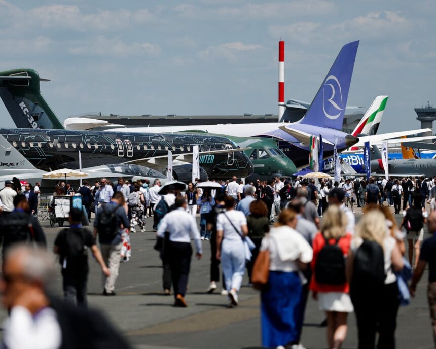 Salonul aeronautic de la Paris, marcat de o atmosferă somberă după tragedia aviată din India 1 paris airshow in subdued mood after deadly air india crash 68550d4e0b440