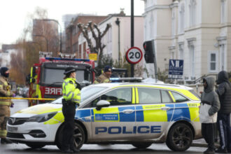 patru militanti pro palestinieni au fost arestati dupa ce au pulverizat vopsea rosie pe avioane militare britanice 685e9edb825c5