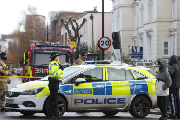 patru militanti pro palestinieni au fost arestati dupa ce au pulverizat vopsea rosie pe avioane militare britanice 685e9edb825c5