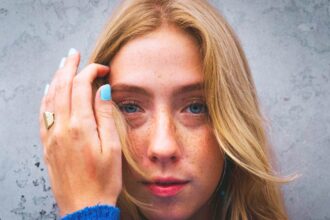 people who never felt truly loved as kids usually display these 5 behaviors later in life according to experts 685b0c52e4eef