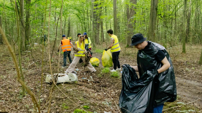 Mai mult de 15 tone de deșeuri au fost strânse în cadrul inițiativei de curățare a pădurii Plopeni, Prahova, organizată de BAT România. 1 peste 15 tone de deseuri colectate in cadrul campaniei de ecologizare a bat romania in padurea plopeni judetul prahova 68626f320bcd7