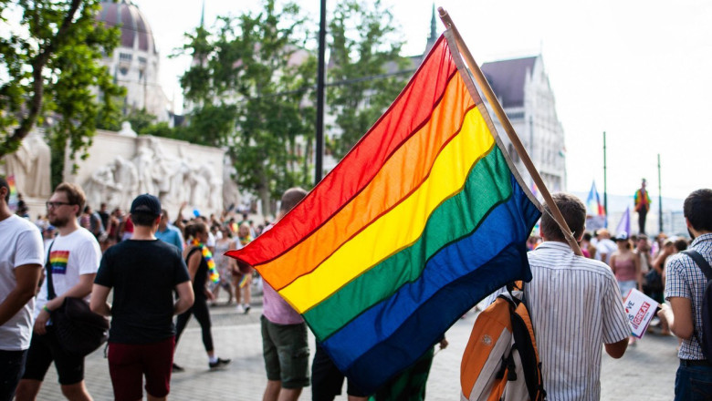 Peste 35.000 de susținători ai diversității se reunesc la Gay Pride în Budapesta, în ciuda amenințărilor lui Viktor Orbán. 1 peste 35 000 de manifestanti sunt asteptati la gay pride la budapesta viktor orban i a amenintat pe participanti 685fe05b68852