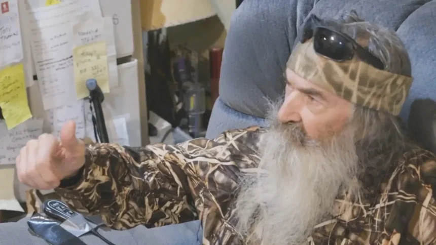 Phil Robertson, Omagiat în 'Duck Dynasty: Revitalizarea' la Puțin Timp după Deces 1 phil robertson honored on duck dynasty the revival days after death 683c9cd8266f6